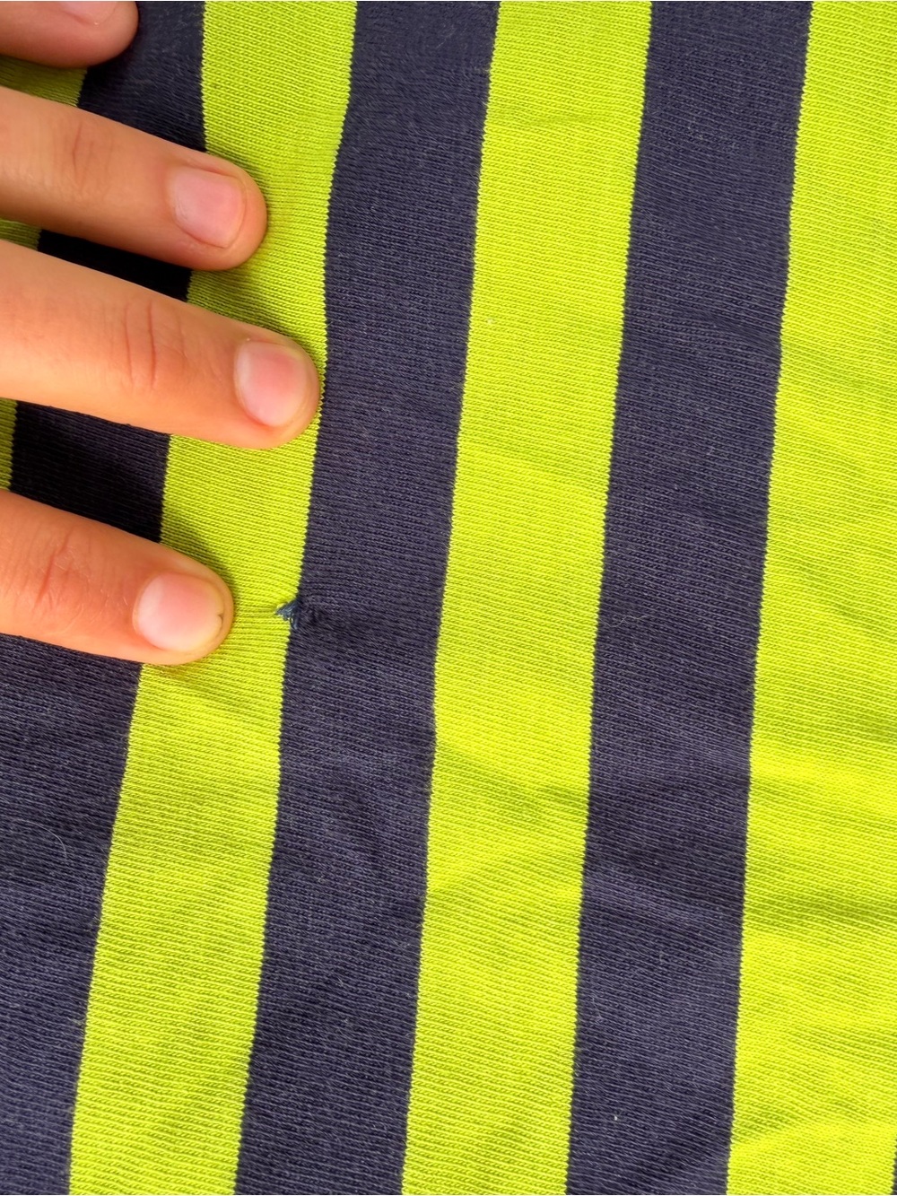 Vintage af GUESS Green and Black Striped Tee - Picture 4 of 6